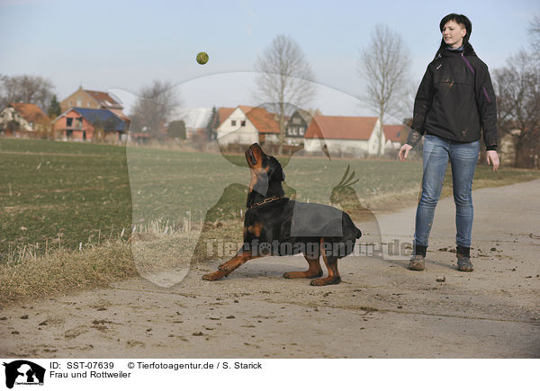 Frau und Rottweiler / SST-07639