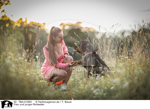 Frau und junger Rottweiler / TBA-01865