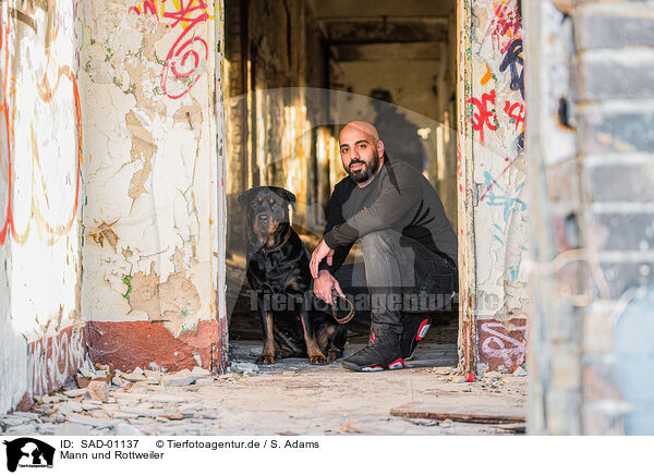 Mann und Rottweiler / man and Rottweiler / SAD-01137
