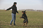 Frau und Rottweiler