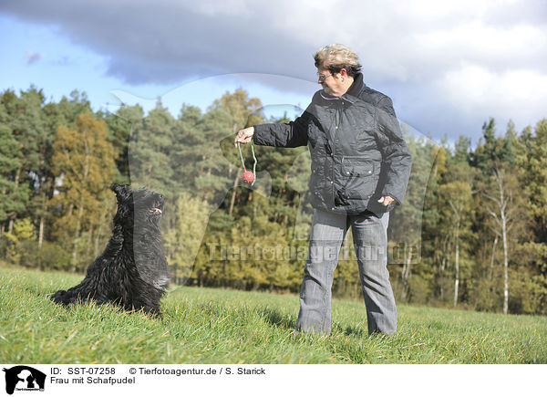 Frau mit Schafpudel / woman with Schafpudel / SST-07258