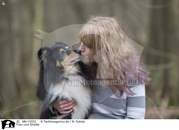 Frau und Sheltie / woman and Shetland Sheepdog / NN-13552