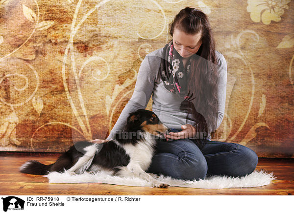 Frau und Sheltie / woman and Sheltie / RR-75918