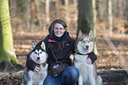 Frau und 2 Siberian Husky