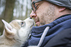 Mann mit Siberian Husky Welpe