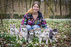 Frau mit Siberian Husky Welpe