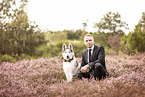 Mann und Siberian Husky