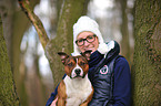 Frau mit Staffordshire Bullterrier