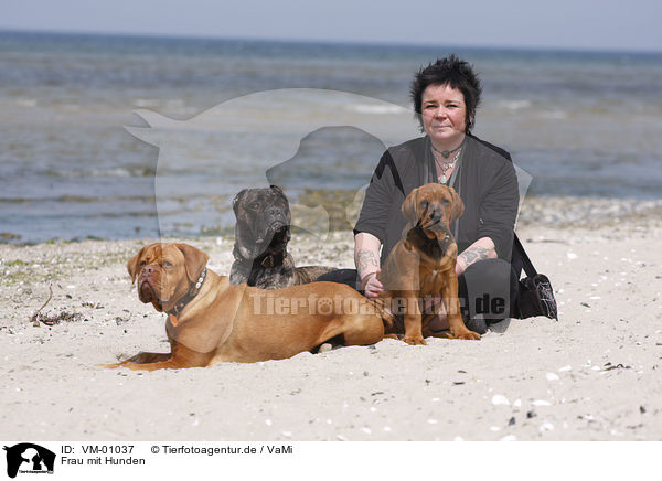 Frau mit Hunden / VM-01037