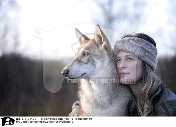 Frau mit Tschechoslowakischer Wolfshund / SIB-01424