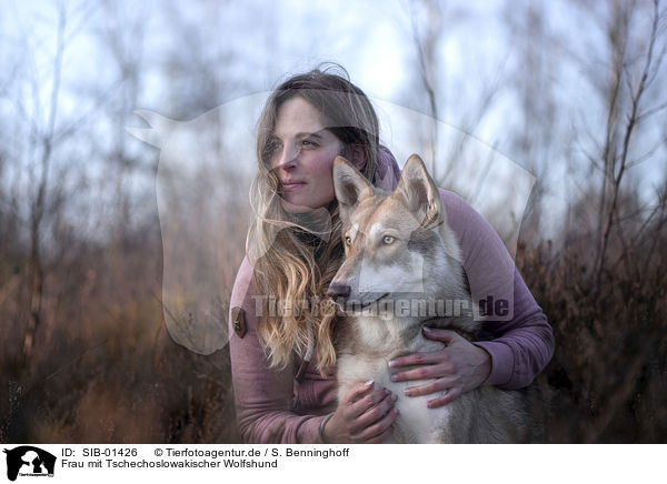 Frau mit Tschechoslowakischer Wolfshund / SIB-01426