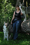 Frau und Tschechoslowakische Wolfhunde