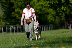 Frau und Tschechoslowakischer Wolfshund