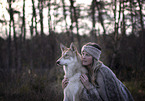 Frau mit Tschechoslowakischer Wolfshund