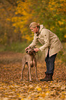 Frau mit Kurzhaarweimaraner