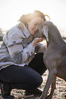 Frau und Weimaraner