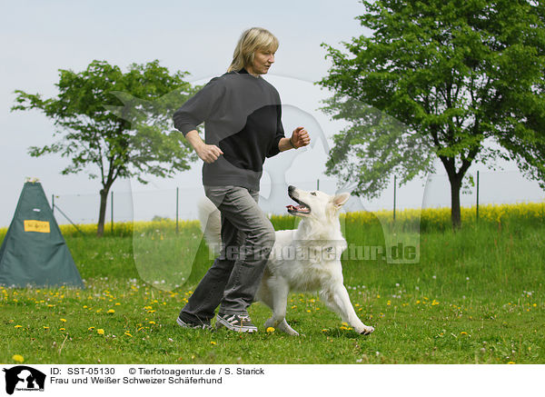 Frau und Weier Schweizer Schferhund / woman and white swiss shepherd / SST-05130