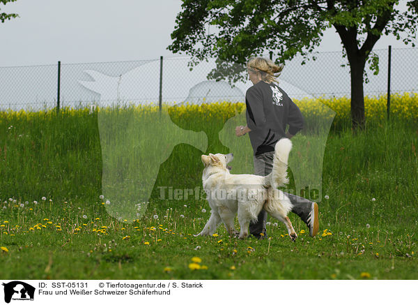 Frau und Weier Schweizer Schferhund / woman and white swiss shepherd / SST-05131