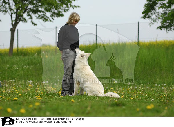 Frau und Weier Schweizer Schferhund / woman and white swiss shepherd / SST-05146