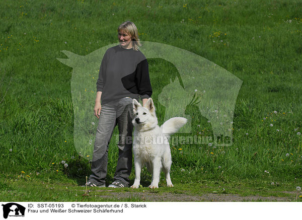 Frau und Weier Schweizer Schferhund / woman and white swiss shepherd / SST-05193