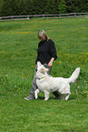 Frau und Weier Schweizer Schferhund