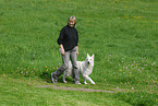 Frau und Weier Schweizer Schferhund