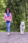 Frau mit Weiem Schferhund