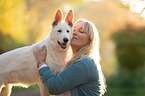 Frau mit Weiem Schferhund