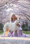 Frau mit Weiem Schferhund