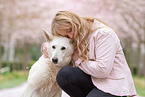 Frau und Weier Schweizer Schferhund