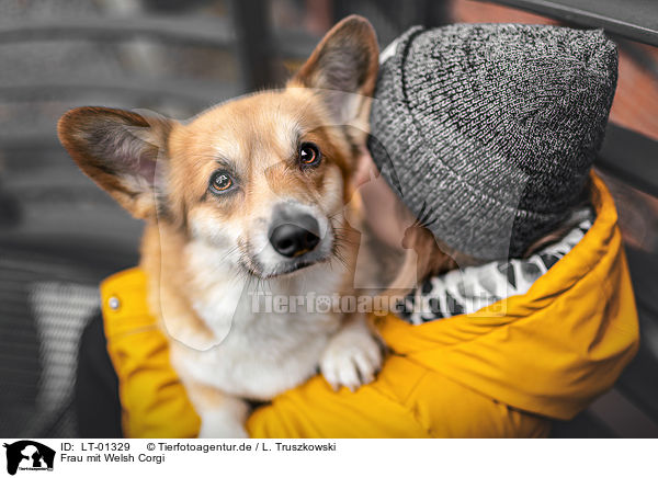 Frau mit Welsh Corgi / woman with Welsh Corgi / LT-01329