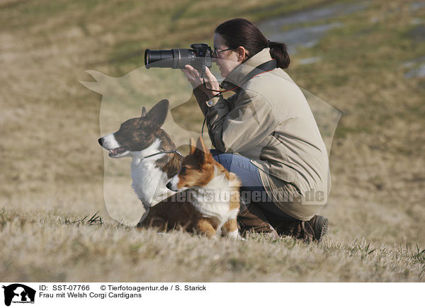 Frau mit Welsh Corgi Cardigans / woman with Welsh Corgi Cardigans / SST-07766