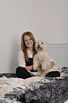 Frau mit West Highland White Terrier