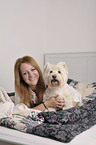 Frau mit West Highland White Terrier