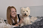 Frau mit West Highland White Terrier