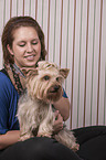 Frau mit Yorkshire Terrier