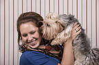 Frau mit Yorkshire Terrier