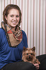 Frau mit Yorkshire Terrier