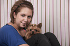 Frau mit Yorkshire Terrier