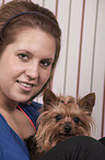 Frau mit Yorkshire Terrier