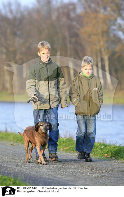 Kinder gehen Gassi mit Hund / kids walk a dog / KF-01140