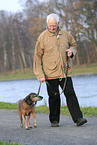 Senior geht Gassi mit altem Hund