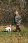Seniorin geht mit  Parson Russell Terrier spazieren