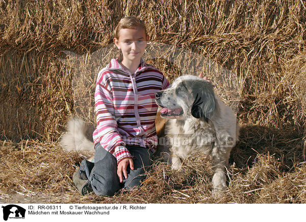 Mdchen mit Moskauer Wachhund / girl with moscow watchdog / RR-06311