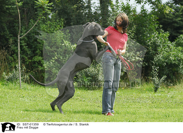 Frau mit Dogge / woman with great dane / SST-01359
