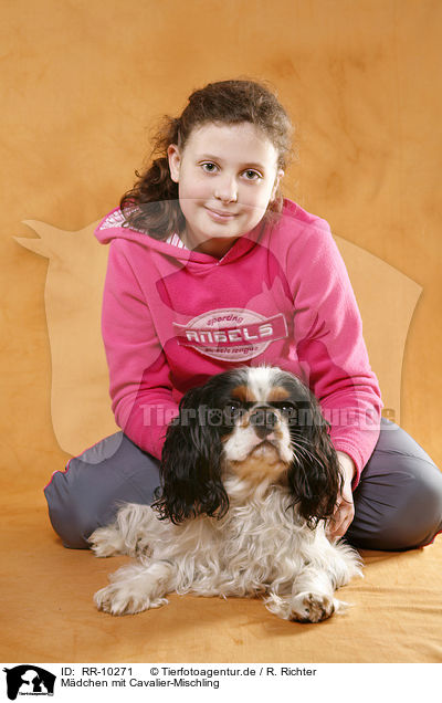 Mdchen mit Cavalier-Mischling / girl with King Charles Spaniel / RR-10271