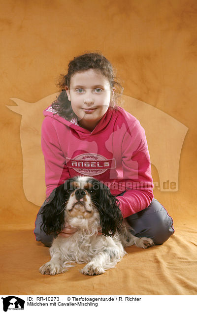 Mdchen mit Cavalier-Mischling / girl with King Charles Spaniel / RR-10273