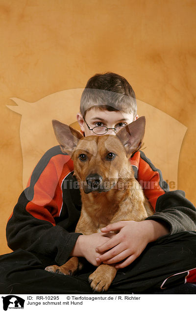 Junge schmust mit Hund / boy with dog / RR-10295