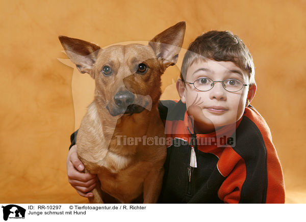 Junge schmust mit Hund / boy with dog / RR-10297