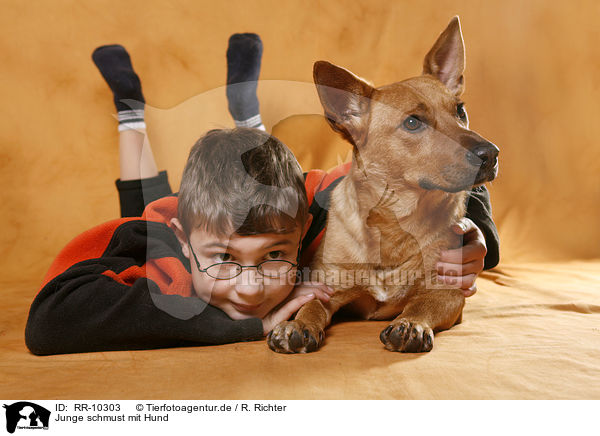 Junge schmust mit Hund / RR-10303